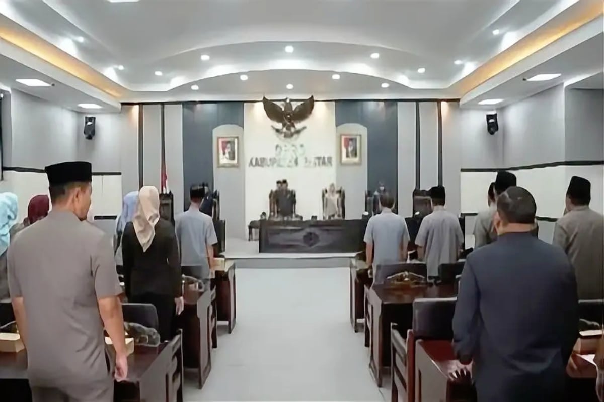 Suasana rapat paripurna DPRD Kabupaten Blitar saat penyampaian laporan hasil pembahasan Pansus LKPJ Bupati Blitar Tahun 2025 di Graha Paripurna DPRD, Jumat (24/4/2026).