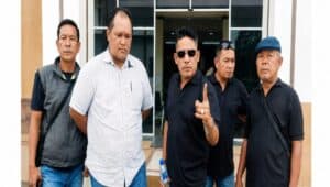 Adi Warman Lubis bersama kuasa hukum usai menghadiri agenda mediasi perkara sengketa transaksi aset di PN Lubuk Pakam.