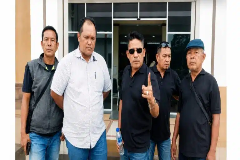 Adi Warman Lubis bersama kuasa hukum usai menghadiri agenda mediasi perkara sengketa transaksi aset di PN Lubuk Pakam.