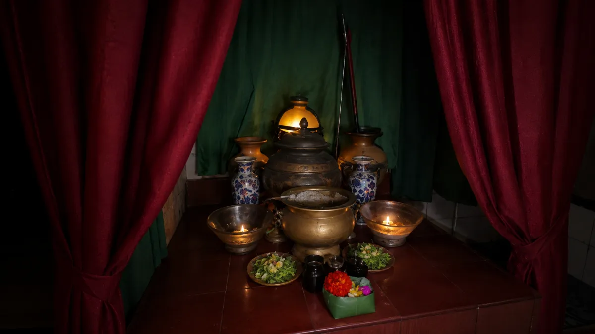 Asap dupa memenuhi salah satu ruangan ritual di kawasan Gunung Kawi, Kabupaten Malang, yang kerap digunakan peziarah untuk berdoa dan menjalankan tradisi spiritual.
