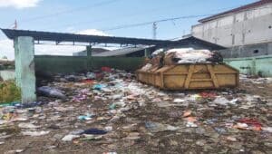 Tumpukan sampah di Mangunsari, Tulungagung dikeluhkan warga karena belum tertangani.