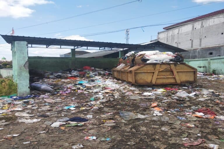 Tumpukan sampah di Mangunsari, Tulungagung dikeluhkan warga karena belum tertangani.