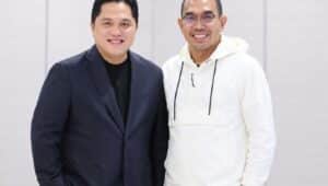 Ketua Umum PSSI, Erick Thohir bersama Plt Ketua PSSI Sumut, Arya Mahendra Sinulingga menghadiri seremoni drawing AFF U-19 Championship 2026 di Kantor Gubernur Sumatera Utara, Medan.