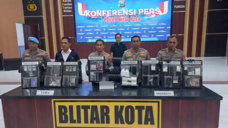 Kapolres AKBP Kalfaris Triwijaya Lalo menunjukkan barang bukti hasil pengungkapan kasus narkotika dan obat keras berbahaya (okerbaya) selama April 2026.