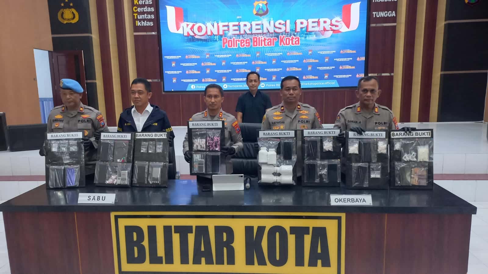 Kapolres AKBP Kalfaris Triwijaya Lalo menunjukkan barang bukti hasil pengungkapan kasus narkotika dan obat keras berbahaya (okerbaya) selama April 2026.