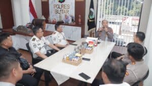 Polres Blitar Terima Audiensi dan Silaturahmi Kepala Kantor Imigrasi Kediri Suasana hangat dan penuh keakraban saat Polres Blitar menerima kunjungan silaturahmi Kantor Imigrasi Kediri.