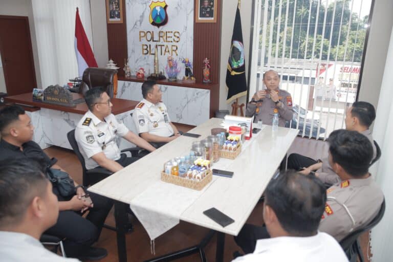 Patriapos Suasana hangat dan penuh keakraban saat Polres Blitar menerima kunjungan silaturahmi Kantor Imigrasi Kediri.