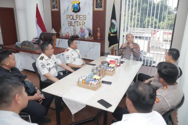 Suasana hangat dan penuh keakraban saat Polres Blitar menerima kunjungan silaturahmi Kantor Imigrasi Kediri.