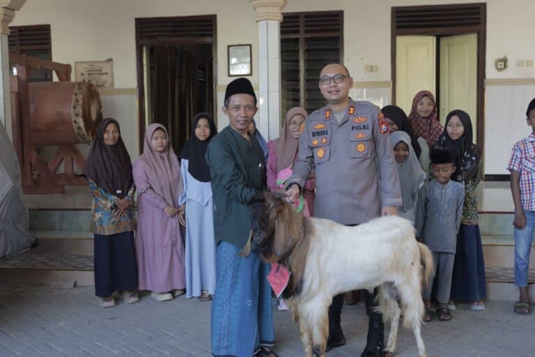 Patriapos Polres Blitar bersilaturahmi dan berbagi kepedulian dengan anak-anak Panti Asuhan Nurul Ilmi Kesamben menjelang Idul Adha 2026.