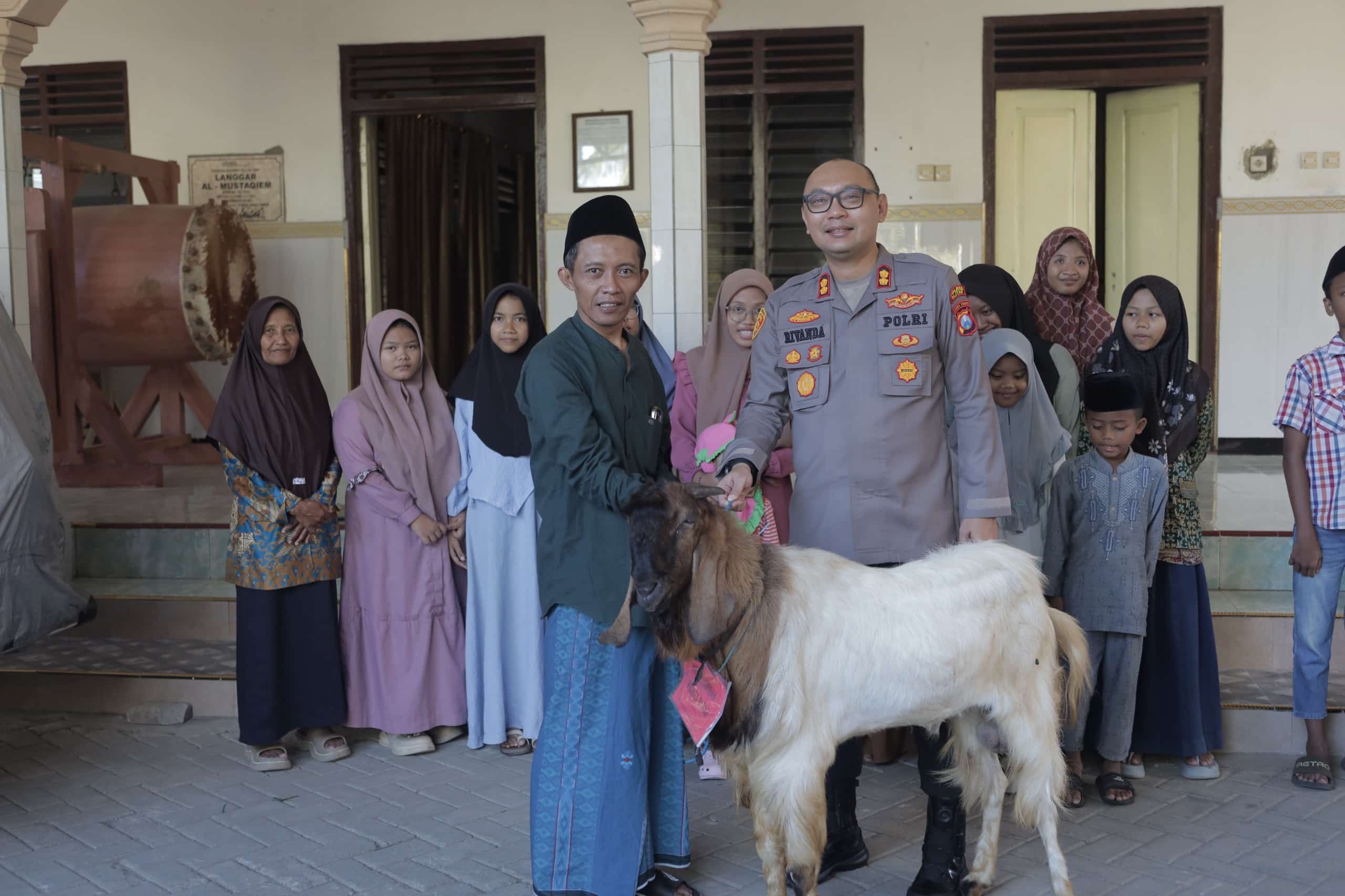Patriapos Polres Blitar bersilaturahmi dan berbagi kepedulian dengan anak-anak Panti Asuhan Nurul Ilmi Kesamben menjelang Idul Adha 2026.
