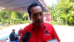 Warga Sekitar Sekretariat DPC PDIP Blitar Nikmati Daging Kurban, Tradisi Kebersamaan Terus Terjaga Warga Sekitar Sekretariat DPC PDIP Blitar Nikmati Daging Kurban, Tradisi Kebersamaan Terus Terjaga - Patriapos