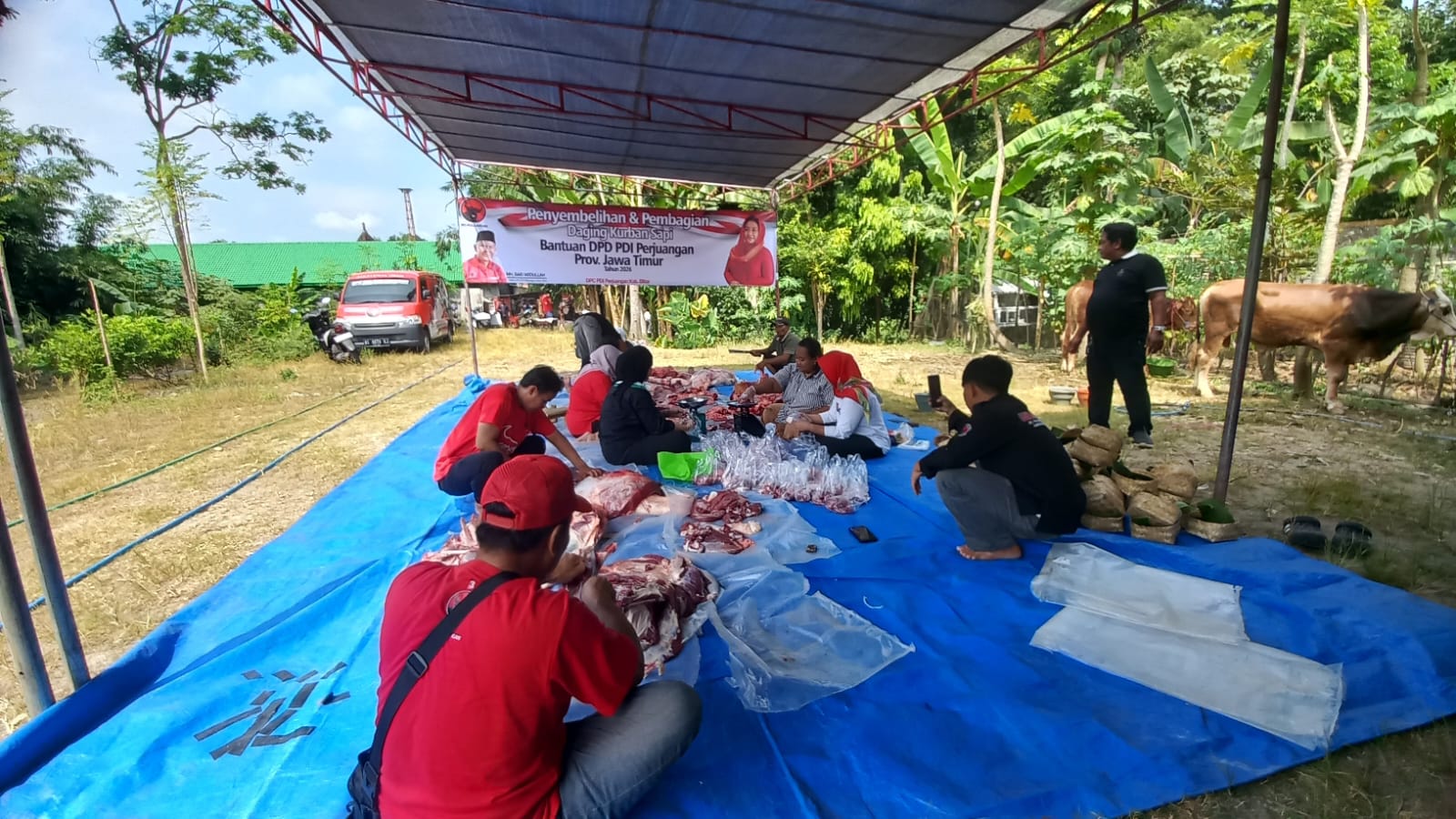 Warga Sekitar Sekretariat DPC PDIP Blitar Nikmati Daging Kurban, Tradisi Kebersamaan Terus Terjaga Suasana