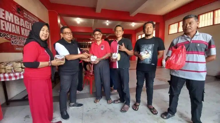 PDI Perjuangan Kota Blitar menyalurkan hewan kurban bantuan dari DPD PDIP Jawa Timur kepada masyarakat di wilayah Sukorejo.