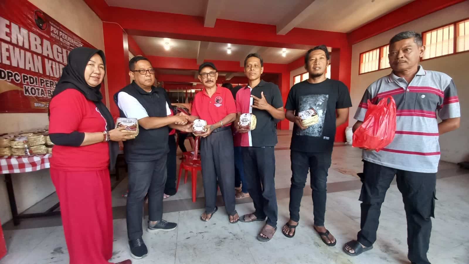 PDI Perjuangan Kota Blitar menyalurkan hewan kurban bantuan dari DPD PDIP Jawa Timur kepada masyarakat di wilayah Sukorejo.