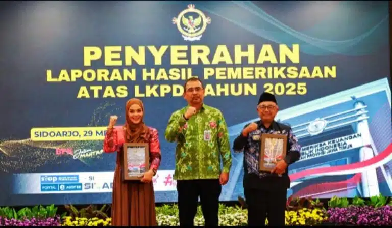Bupati Blitar menerima penghargaan Opini WTP dari BPK RI atas LKPD Tahun Anggaran 2025. Raihan ini menjadi yang ke-10 kalinya secara berturut-turut diraih Kabupaten Blitar.