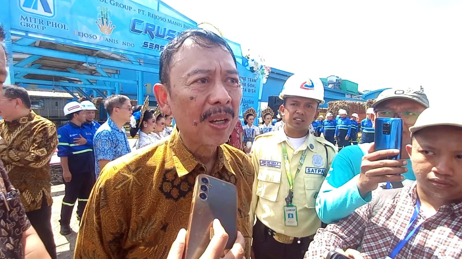 Vice President Director PT RMI-Mitr Phol, Syukur Iwantoro, memberikan keterangan kepada awak media usai prosesi Temanten Tebu di PT RMI Blitar, Sabtu (30/5/2026).