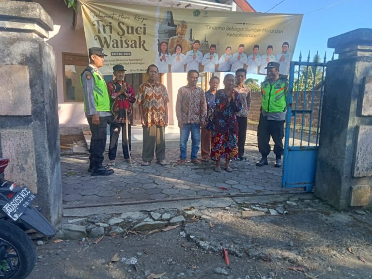 Patriapos Polres Blitar bersama unsur TNI dan masyarakat mengamankan perayaan Hari Raya Waisak agar berlangsung aman, tertib, dan khidmat.