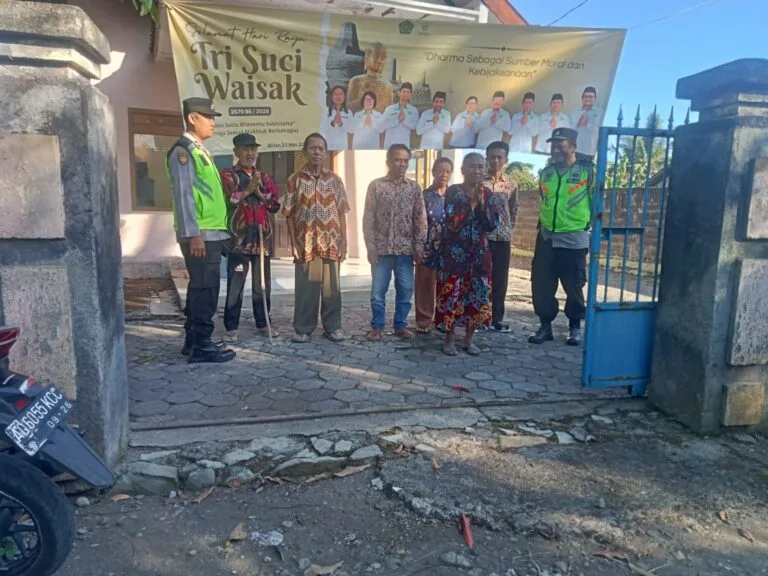 Polres Blitar bersama unsur TNI dan masyarakat mengamankan perayaan Hari Raya Waisak agar berlangsung aman, tertib, dan khidmat.