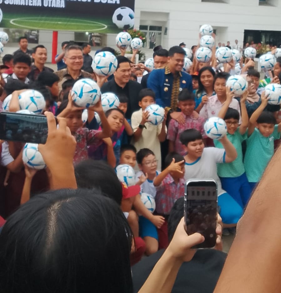 PSSI menyerahkan bantuan simbolis sebanyak 1.300 bola kepada sekolah sepak bola (SSB) di Sumatera Utara sebagai bentuk dukungan pembinaan usia dini sepak bola nasional dalam rangka AFF U-19 Championship 2026.