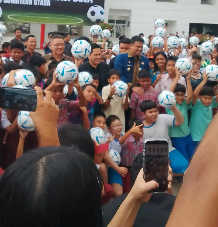 PSSI menyerahkan bantuan simbolis sebanyak 1.300 bola kepada sekolah sepak bola (SSB) di Sumatera Utara sebagai bentuk dukungan pembinaan usia dini sepak bola nasional dalam rangka AFF U-19 Championship 2026.