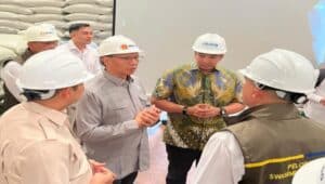 Anggota DPR RI, M Husni bersama Ade Jona Prasetyo melakukan kunjungan kerja dan peninjauan stok pangan di gudang Perum Bulog Kantor Wilayah Sumatera Utara, Medan, guna memastikan ketersediaan beras dan Minyakita tetap aman bagi masyarakat.