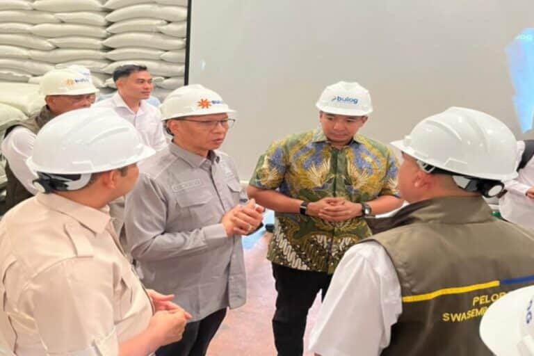 Anggota DPR RI, M Husni bersama Ade Jona Prasetyo melakukan kunjungan kerja dan peninjauan stok pangan di gudang Perum Bulog Kantor Wilayah Sumatera Utara, Medan, guna memastikan ketersediaan beras dan Minyakita tetap aman bagi masyarakat.