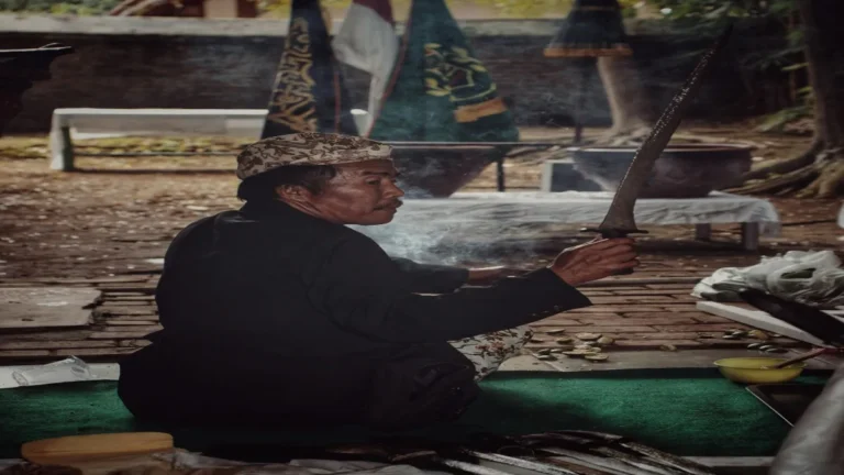 Ilustrasi seorang resi memegang ageman keris pusaka yang dipercaya memiliki nilai spiritual dalam budaya Jawa
