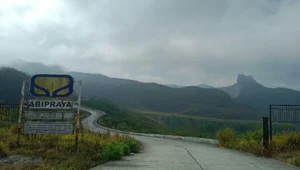 Jalur utama menuju kawasan wisata Gunung Kelud di Jawa Timur