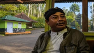 Juru kunci Gunung Kawi, Pak Narko, menjelaskan sejarah serta tradisi ziarah yang masih dijaga di kawasan Pesarean Gunung Kawi, Kabupaten Malang