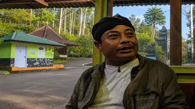 Juru kunci Gunung Kawi, Pak Narko, menjelaskan sejarah serta tradisi ziarah yang masih dijaga di kawasan Pesarean Gunung Kawi, Kabupaten Malang