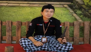 Kolektor Benda Pusaka, Erwin menunjukan salah satu benda yang di klaim memiliki energi spiritual