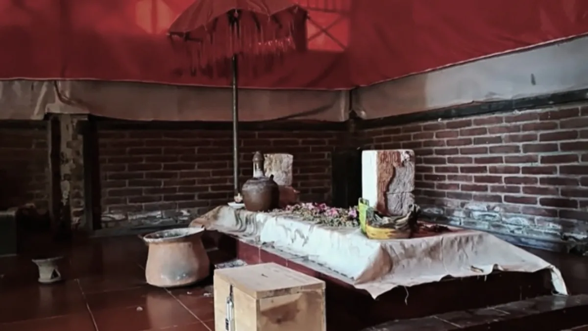 Makam Mas Purbo atau Pangeran Danurejo di kompleks petilasan Syekh Siti Jenar, Banyuwangi