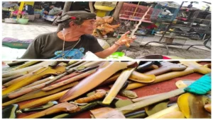 Mbah Nardi menunjukkan sejumlah pusaka koleksinya di Pasar Burung Joyo Madiun. Tangkapan layar YouTube Pakdhe Yadi