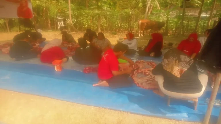 Suasana gotong royong dalam perayaan Idul Adha di Blitar
