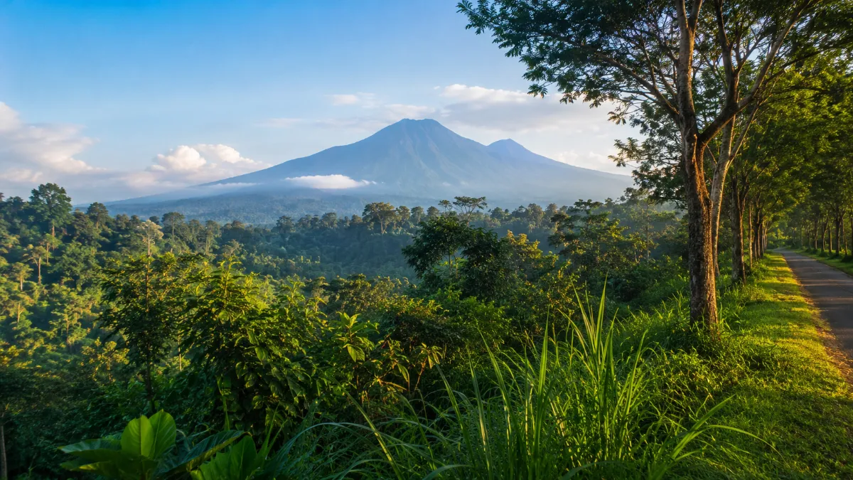 Suasana kawasan Gunung Kawi di Kabupaten Malang, Jawa Timur, yang dikenal sebagai salah satu destinasi wisata religi dan ziarah populer di Pulau Jawa.