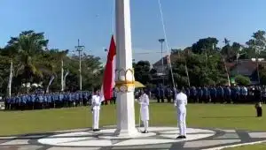 Suasana upacara Peringatan Hari Pendidikan Nasional (Hardiknas) 2026 di Alun-alun Kanigoro, Kabupaten Blitar, Sabtu (2/5/2026).