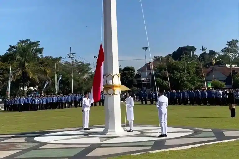 Suasana upacara Peringatan Hari Pendidikan Nasional (Hardiknas) 2026 di Alun-alun Kanigoro, Kabupaten Blitar, Sabtu (2/5/2026).