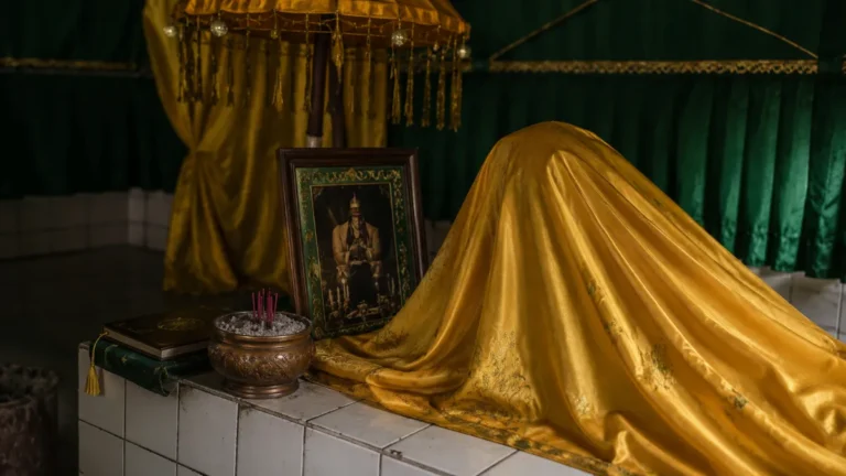 Sudut area petilasan di kawasan Gunung Mulia yang dilengkapi atribut simbolik dan foto tokoh, sebagaimana dijaga dan dirawat oleh pengelola situs