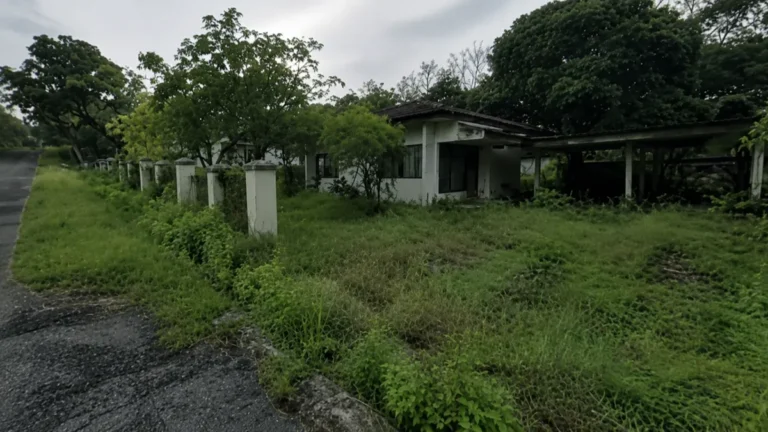 Tampak kondisi kompleks rumah dinas lama yang kini terbengkalai di sekitar kawasan Waduk Kedung Ombo, Purwodadi, Grobogan