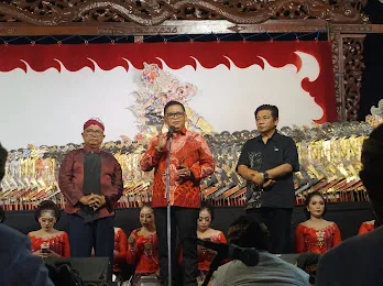 Suasana pertunjukan budaya dalam rangka Bulan Bung Karno di Alun-Alun Kanigoro, Kabupaten Blitar, Senin (15/6/2026) malam.