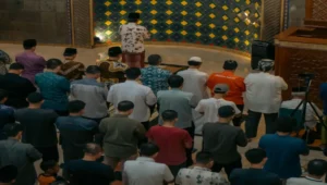 Gambar menunaikan salat Jumat