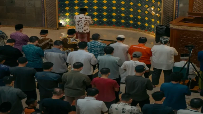 Gambar menunaikan salat Jumat
