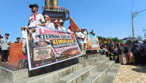 Ratusan Peternak Turun ke Kanigoro, Bagikan 1 Juta Telur dan Suarakan Nasib Usaha Rakyat - Patriapos