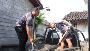 Pemasyarakatan Peduli, Lapas Blitar Renovasi Rumah Warga Kurang Mampu Petugas Lapas Blitar bergotong royong merenovasi rumah warga kurang mampu.