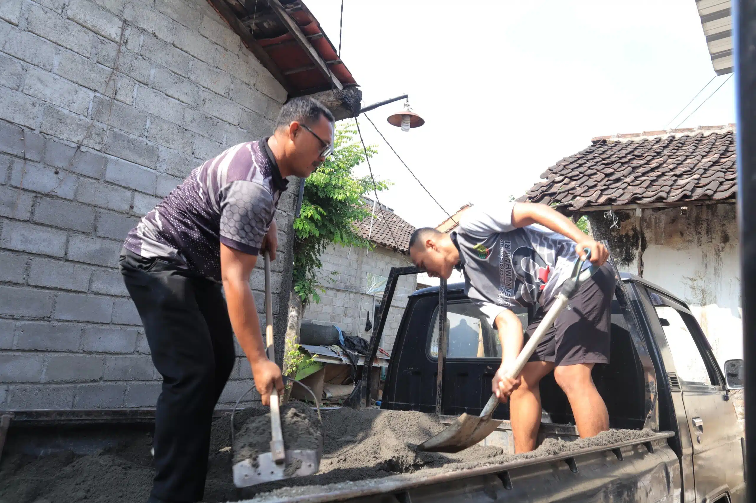 Petugas Lapas Blitar bergotong royong merenovasi rumah warga kurang mampu.