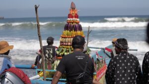Kapolres Blitar Hadiri Ritual Adat Larung Sesaji di Pantai Serang Suasana tradisi Larung Sesaji di Pantai Serang, Kabupaten Blitar, Kamis (18/6/2026).