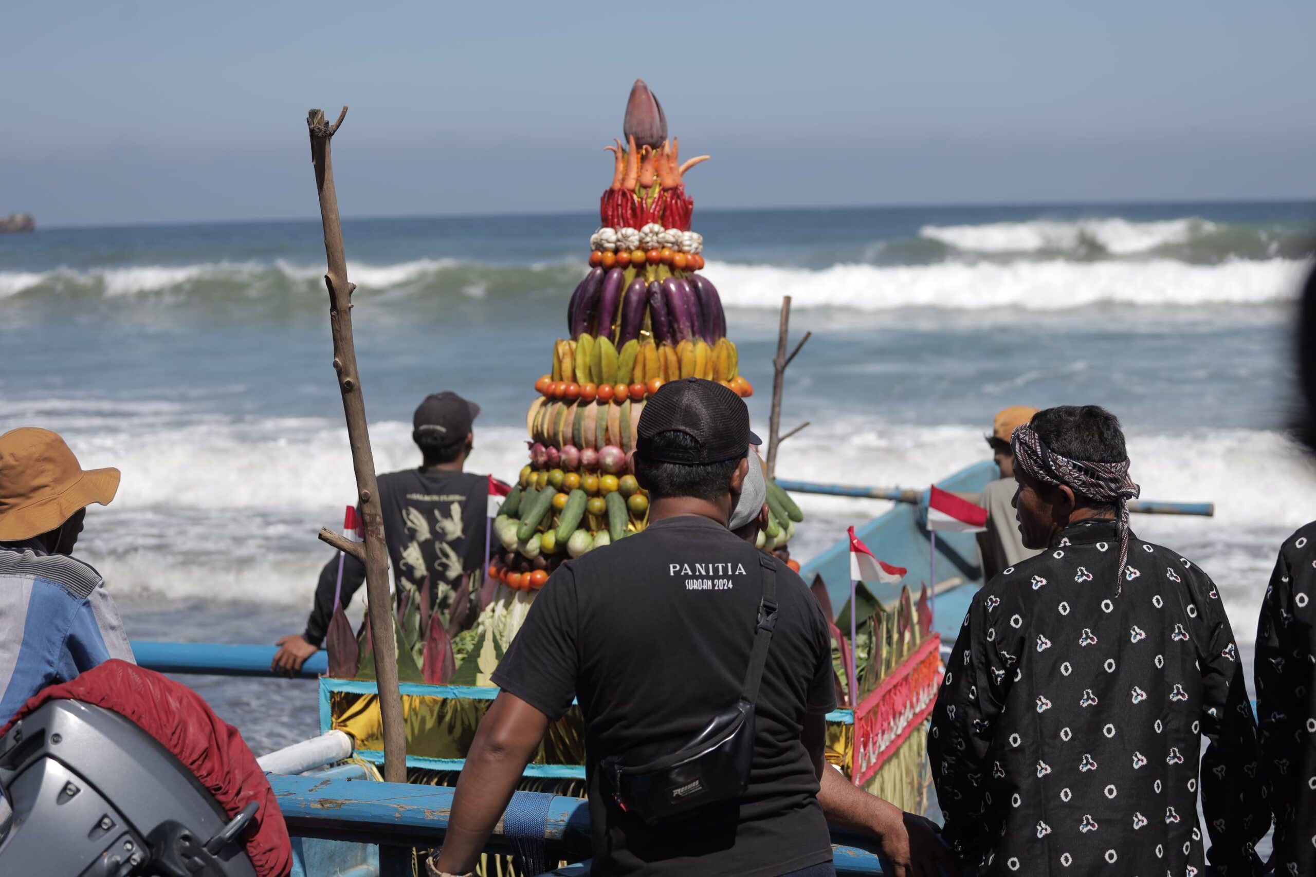 Patriapos Suasana tradisi Larung Sesaji di Pantai Serang, Kabupaten Blitar, Kamis (18/6/2026).