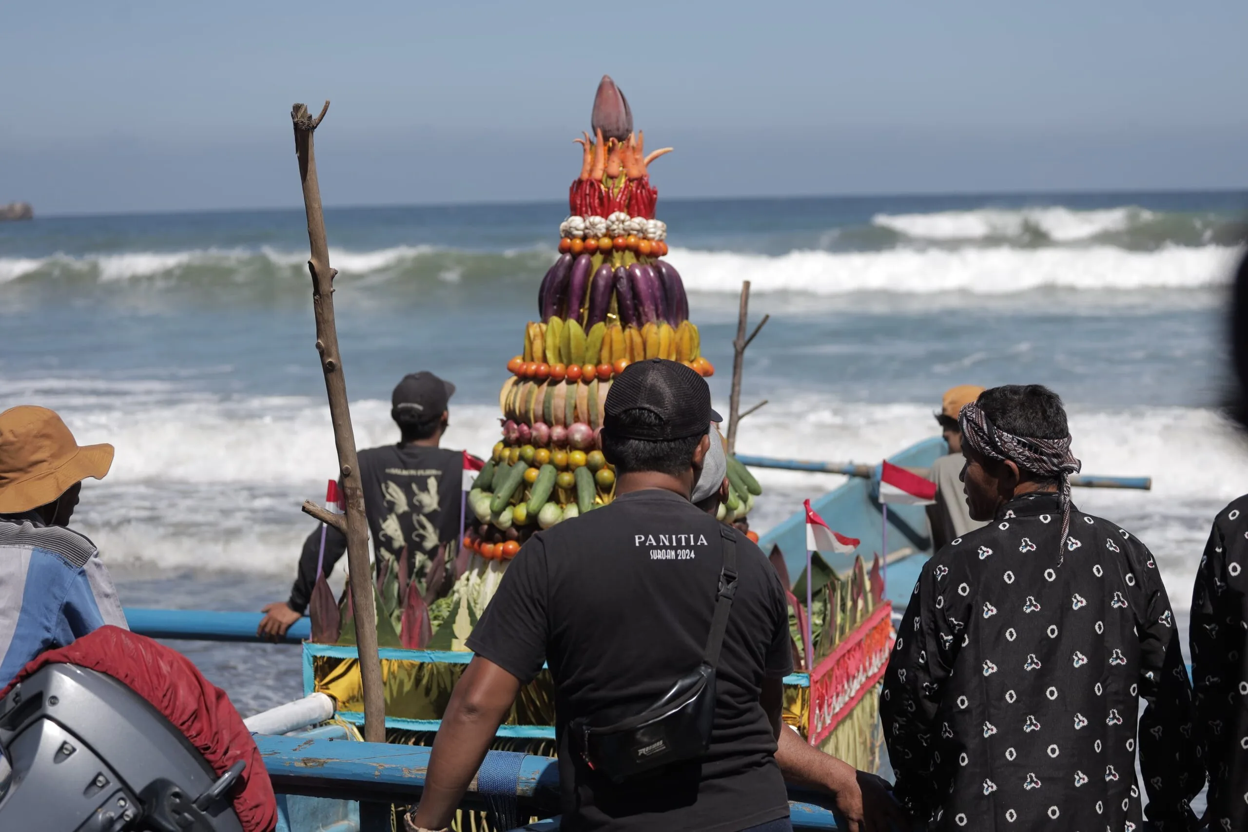 Suasana tradisi Larung Sesaji di Pantai Serang, Kabupaten Blitar, Kamis (18/6/2026).