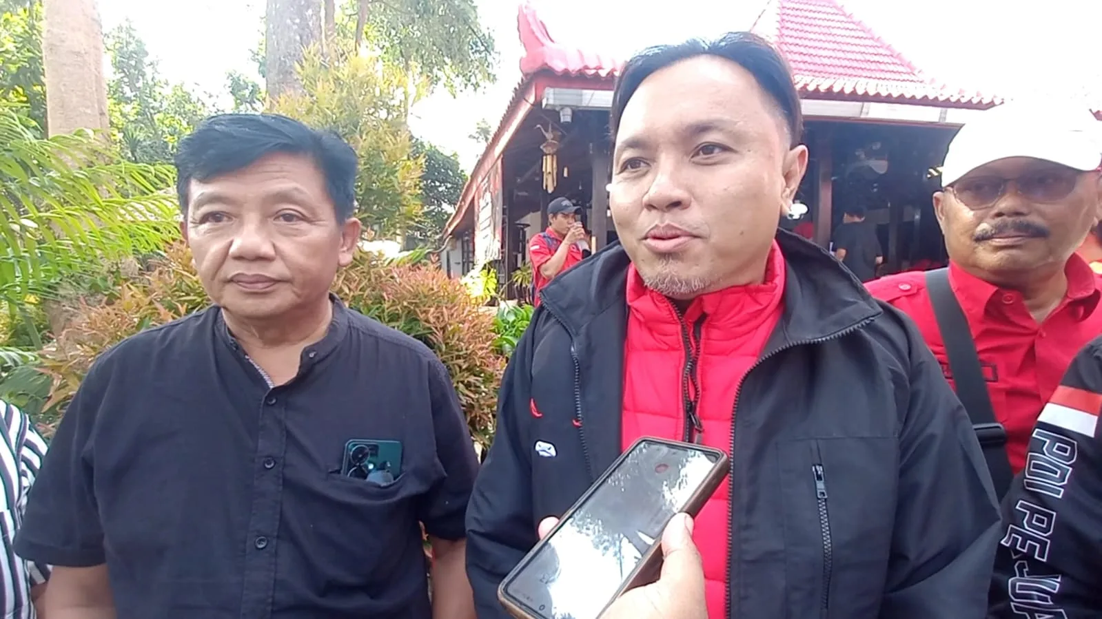 Guntur Wahono dan Doni Anggun memberikan keterangan kepada awak media usai ziarah kebangsaan di Makam Bung Karno, Kota Blitar, Sabtu (20/6/2026).