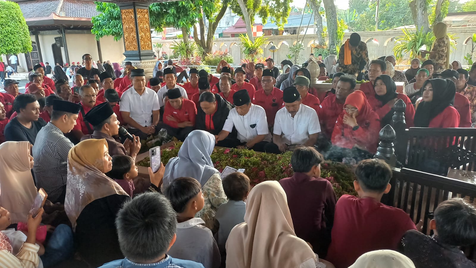 125 Kader Jombang Tempuh Perjalanan Bermotor ke Blitar, Semangat Keluar dari Zona Nyaman Warnai Ziarah Bung Karno Suasana ziarah dan tabur bunga (nyekar) di pusara Bung Karno dalam rangka peringatan Haul Bung Karno ke-56 di Makam Bung Karno, Kota Blitar, Sabtu (20/6/2026).